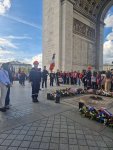 Vignette Image 2 : Les élèves de 1ère à la cérémonie du ravivage de la flamme de la tombe du Soldat Inconnu sous l'Arc de Triomphe