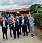 Vignette Image 4 : Le directeur du lycée agricole commente la visite au niveau de l'exploitation agricole. l est entouré des personnalités présentes