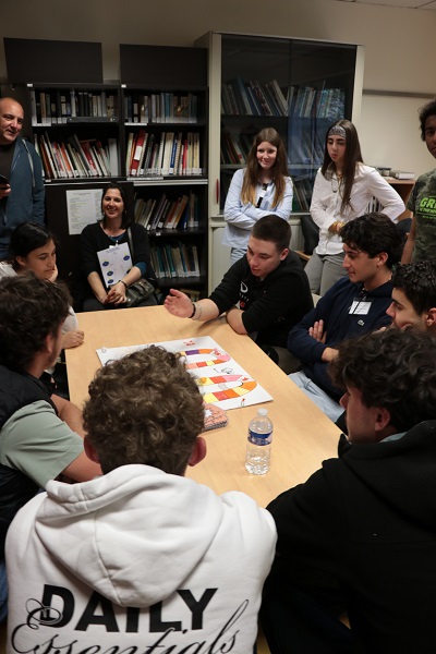 Au lycée Martin Luther King de Narbonne, des jeux pour informer autrement sur les addictions Élèves du lycée Martin Luther King de Narbonne jouant au jeu de l'oie éducatif qu'ils ont conçu.