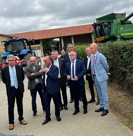 Image 4 : Le directeur du lycée agricole commente la visite au niveau de l'exploitation agricole. l est entouré des personnalités présentes