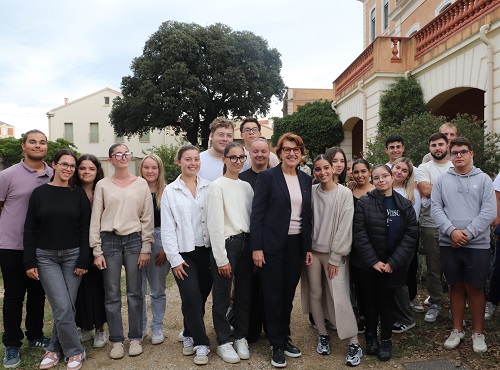 Annie Genevard, ministre de l'Agriculture, de la Souveraineté alimentaire et de la Forêt, entourée des élèves du lycée Agricole Claude Simon de Rivesaltes (LPA)