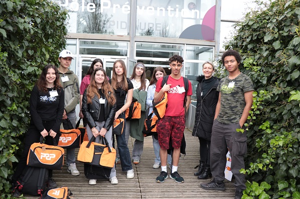 Journée consacrée à la prévention des conduites addictives Élèves posant devant le centre Epidaure, rattaché à l'Institut du Cancer de Montpellier (ICM)