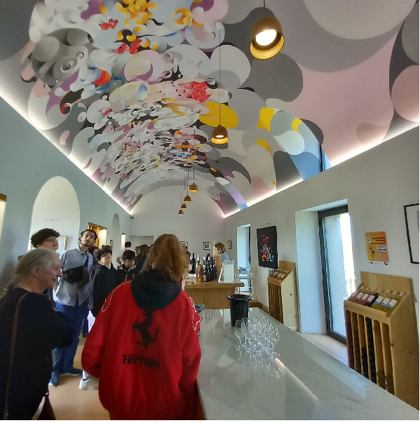 Journée régionale des écoresponsable du 10 avril 2025 au lycée agricole de Carcassonne Les écoresponsables admirent la fresque « Art déco » du plafond du caveau du lycée agricole de Carcassonne pendant que la directrice présente les vins produits sur l'exploitation.
