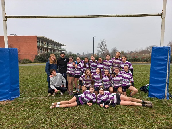 Équipe 1 de rugby des filles du Lycée agricole Beaulieu Lavacant sur le terrain de rugby du lycée 