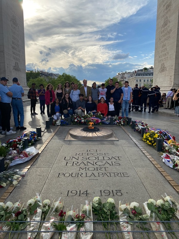 Image 1 : Les élèves de 1ère à la cérémonie du ravivage de la flamme de la tombe du Soldat Inconnu sous l'Arc de Triomphe