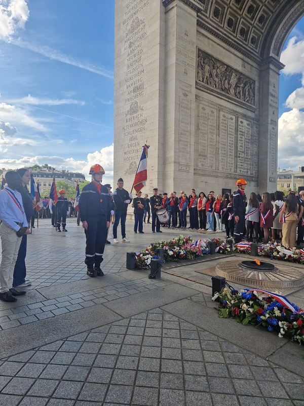 Image 2 : Les élèves de 1ère à la cérémonie du ravivage de la flamme de la tombe du Soldat Inconnu sous l'Arc de Triomphe