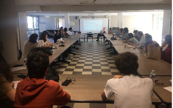 Journée régionale des écoresponsable du 10 avril 2025 au lycée agricole de Carcassonne Écoresponsables dans une salle de réunion durant la présentation des plans "Apprendre à produire autrement" par Françoise Henry.