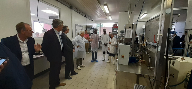 Image 1 : Les invités sont dans le laboratoire agro alimentaire où des élèves et professeurs expliquent leur formation