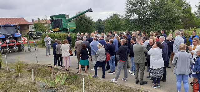 Image 2 : Intervention du directeur de l'agence de l'eau Adour-Garonne devant l'exploitation agricole du lycée sur le sujet de l'eau particulièrement important dans le département du Gers