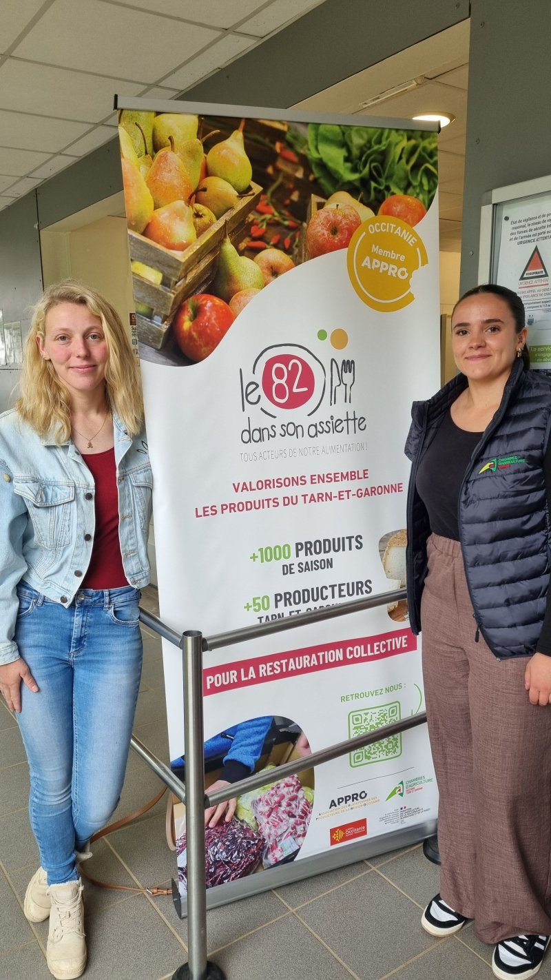 Kakemono présentant l'opération le "82 dans son assiette". On peut lire : Valorisons ensemble les producteurs locaux du Tarne-et-Garonne. Plus de 1000 produits de saison. Plus de 50 producteurs locaux. En haut de l'image il y a des photos de poires, pommes et sallade. En bas de l'image, une photos de beterraves et radis. De chaque côté du kakemono, il y a deux jeunes filles, élèves du lycée.