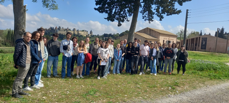 Photo de groupe. Au fond à gauche : la Cité médiévale de Carcassonne Au fond à droite : la cave de l'exploitation viticole du lycée agricole