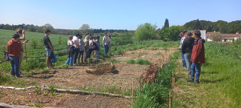 Étudiants en BTSA Gestion et Protection de la nature présentant les différentes structures du jardin partagé aux écoresponsables.