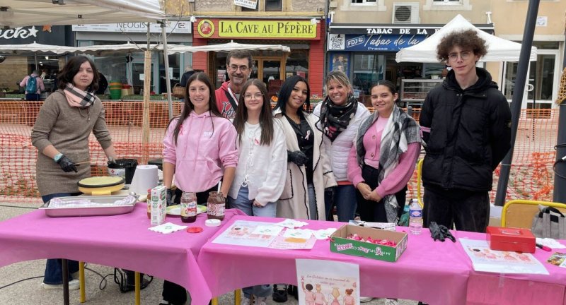 Image 2 : Les élèves organisent un vent de crèpes et de rubans