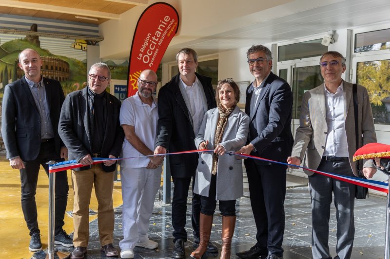 Image 1 : Coupé de ruban par les personnalités lors de l'inauguration de la nouvelle salle de restauration