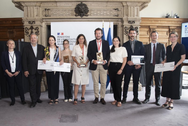 La photographie rassemble les différents participants à la cérémonie de remise des prix . Il s'agit d'une photo de groupe prise le 26 juin 2025 dans les locaux du Ministère en charge de l'agriculture rue de varenne à Paris (salle Sully)