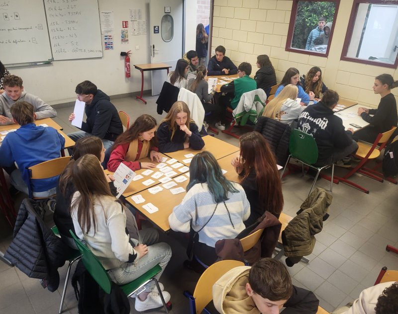 Image 2 : Dans une classe les élèves sont répartis en 4 groupes d'écriture.